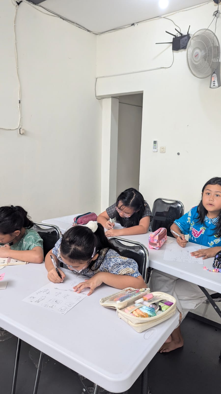 Siswa mengerjakan latihan soal